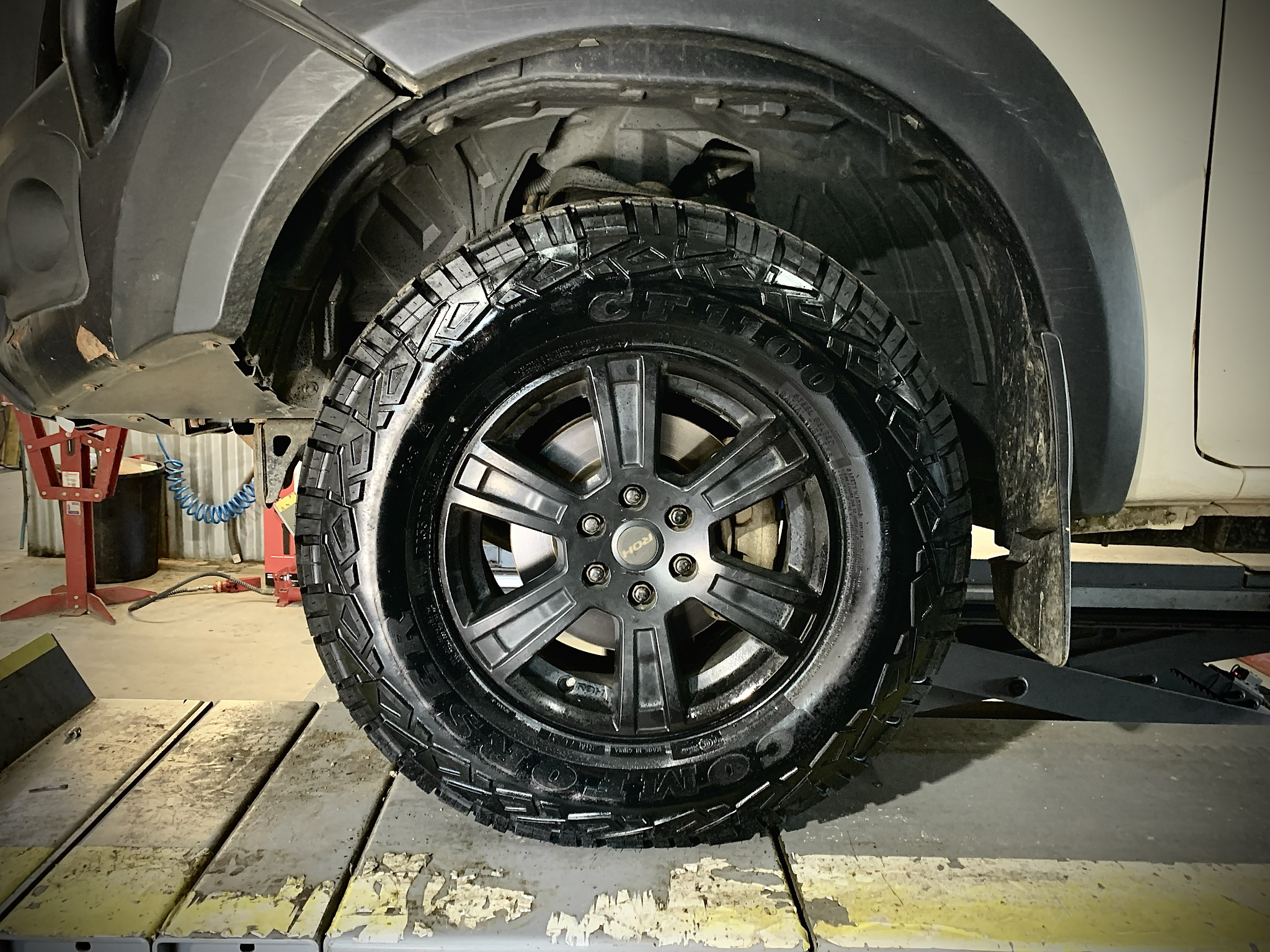 Comforser CF1100 on a ROH alloy on a 4WD in the workshop